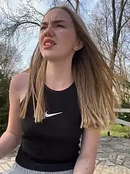 aniemiller (F teen) - show boobs in public 😈