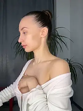 polli_kiss (F young) - totally naked play with pussy