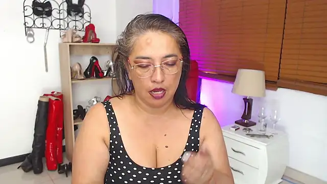 paola_xm (F mature) - Footjob and Toejob