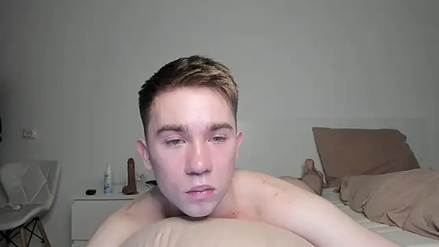 boris_beautifulass (M twink) - put fist in my ass