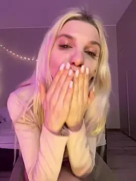 loveluna_ (F young) - 3 fingers in a pussy