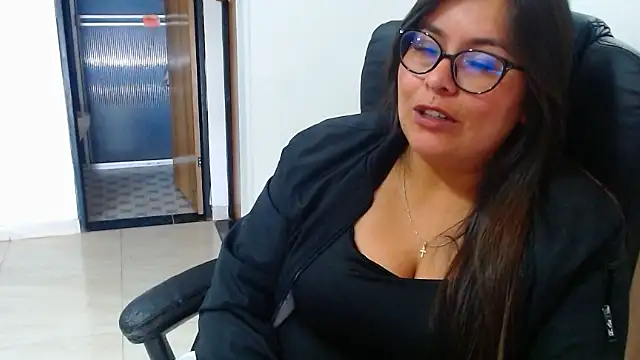 ixchel_anaid (F milf) - Showing boobs