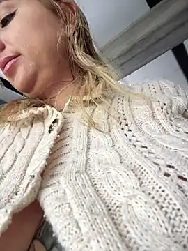 sammyqueenx21 (G milf) - Show boobs public