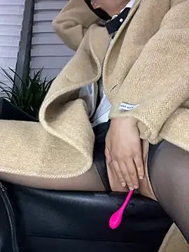 asia-lynn (F young) - 咖啡厅coffee shop抢到目标控制玩具5分钟😘