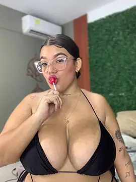 Webcam Model (Michellesexxy)  is live.Free join now!