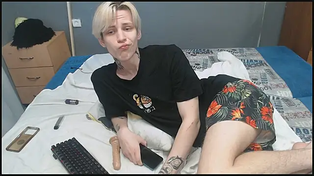 toshevich (M twink) - First cum show at Stripchat!