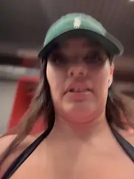 mistressbellenoire (F young) - FLASH TITS IN PUBLIC GYM