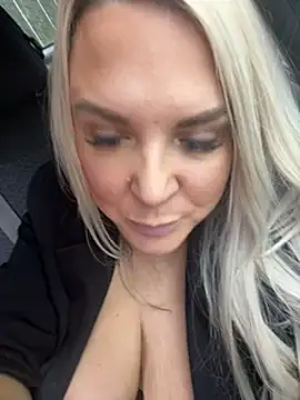 Bustyblondebabe32