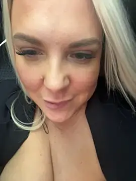 Bustyblondebabe32