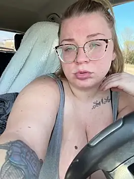 blondiee_x (F young) - Drive topless