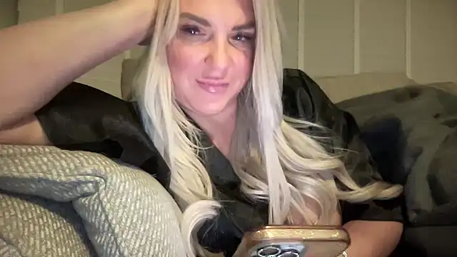 Bustyblondebabe32