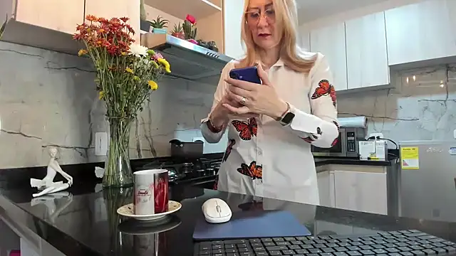 ashleymilf_1 (F mature) - warm me, have me touch the tits