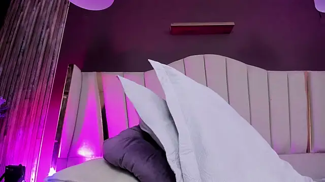 April_bowie Live Sex Cams