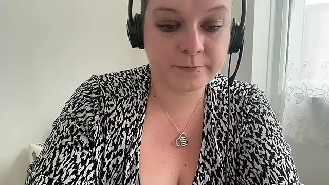 NaughtyWifeUK Live Sex Cams
