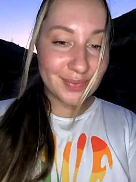 Mona_Plus' Webcam Show