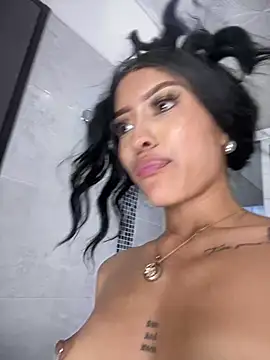 MystiqueXXX's Webcam Show