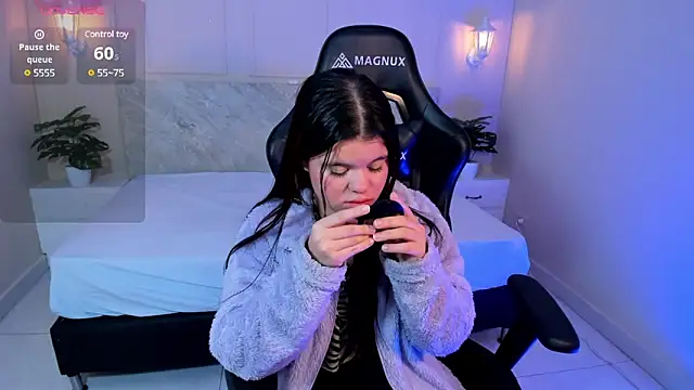 MiaEmber6's Webcam Show
