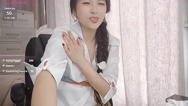 美女qinerOIO在线直播