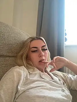 petite_poppy_xox's Webcam Show