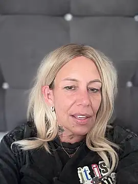 blondebitch2's Webcam Show