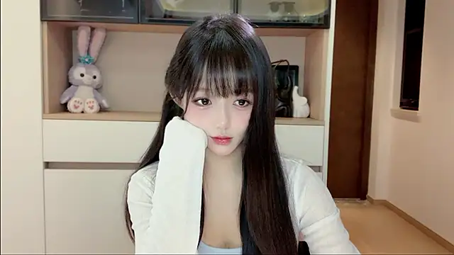美女StelllllllaLou在线直播