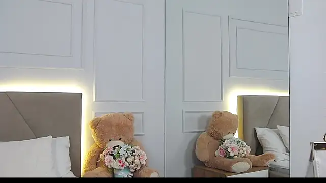 LeilaLow's Webcam Show