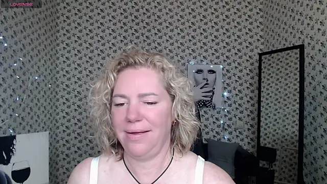 unsual_milf's Webcam Show