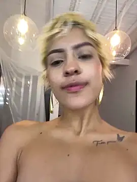 MystiqueXXX's Webcam Show