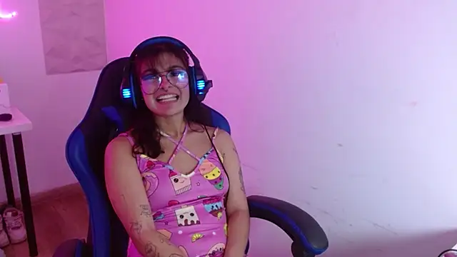 larah_uwu Live Sex Cams