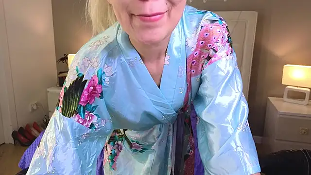 RoxalanaStar's Webcam Show
