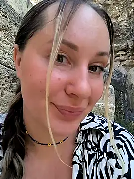 Mona_Plus' Webcam Show