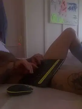 Luv2SuckBWC92's Webcam Show