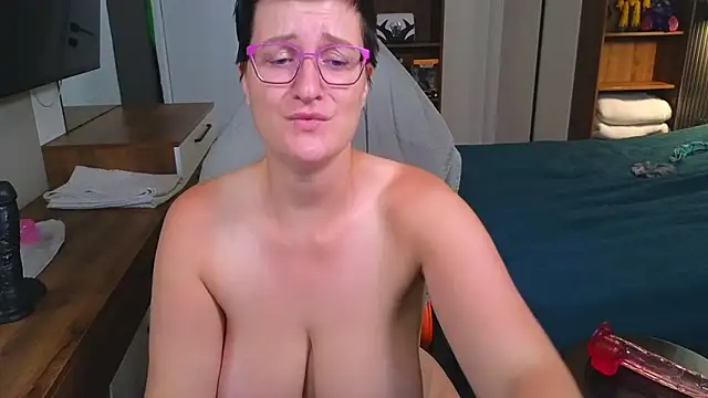CurvyJules69's Webcam Show