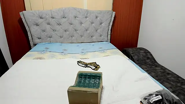 andrea_fox1_'s Webcam Show