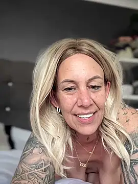 blondebitch2's Webcam Show
