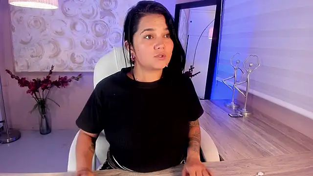 mia_traveluxe's Webcam Show