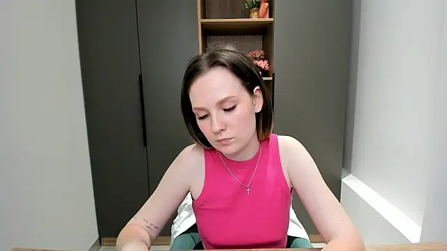 QueenieHathaway Show in webcam