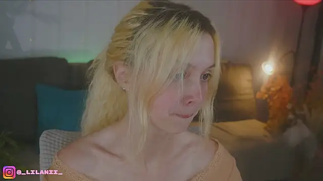 little_anitta's Webcam Show