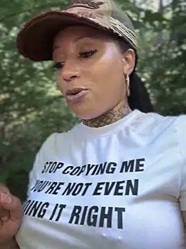 CrownedNyaries' Webcam Show