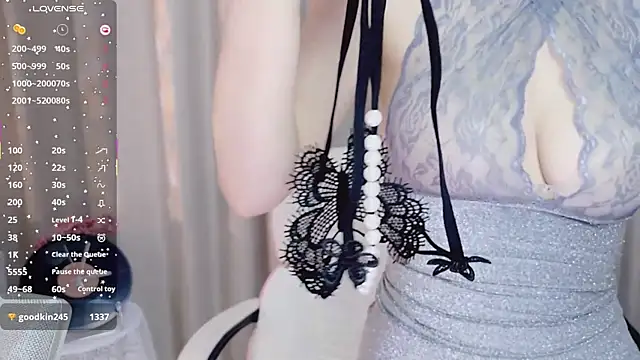 美女Yoyuyuy在线直播