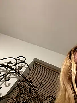crystal132's Live Sex Cam Show