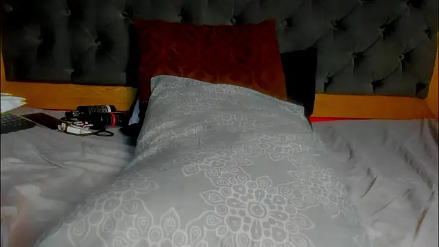 YayaHilton Live Sex Cams