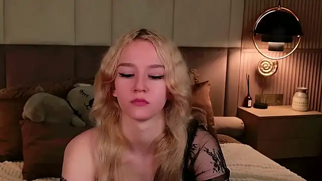 NaomiLoys' Live Sex Cam Show