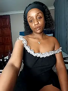 Queen-Chocolate's Live Sex Cam Show