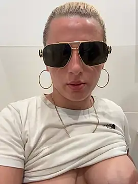 Strongqueen's Live Sex Cam Show