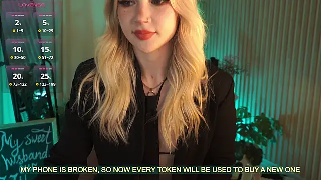 LauraWifeness webcam