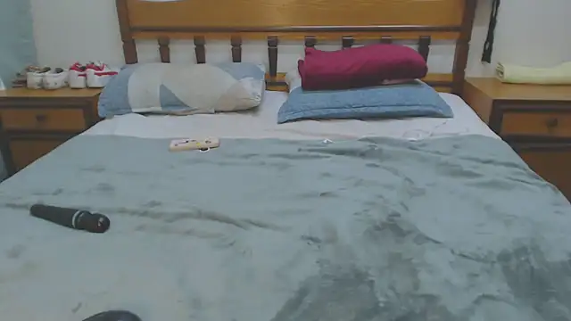 HugeTitisxx webcam