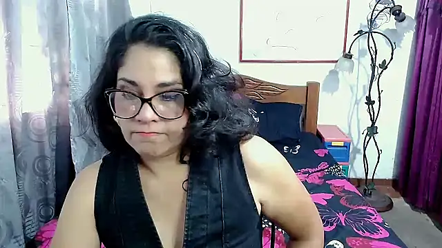 Mistresskloe01 webcam