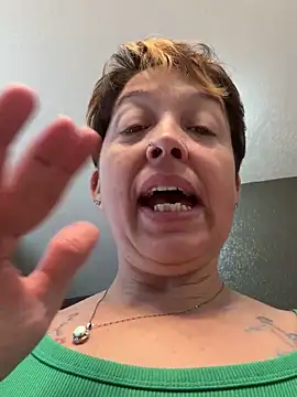 YogaHottie76 webcam