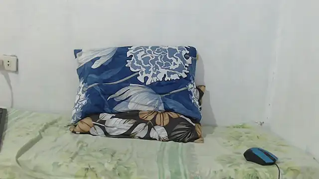 ursweetie_wetpinay69 webcam